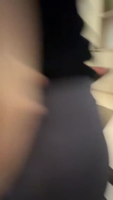 姐姐不穿内裤和我一起出去找朋友玩，把姐姐按办公桌上操，喷的到处都是水