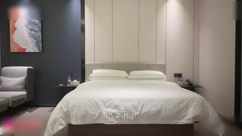 白皙美女自愿COS互动，乖巧可爱，动作灵动多变，镜头下表情丰富娇媚，甜美与魅力兼具
